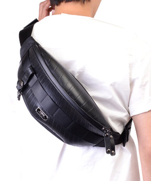 SEAL bum bag PS149 black model over shoulder view
